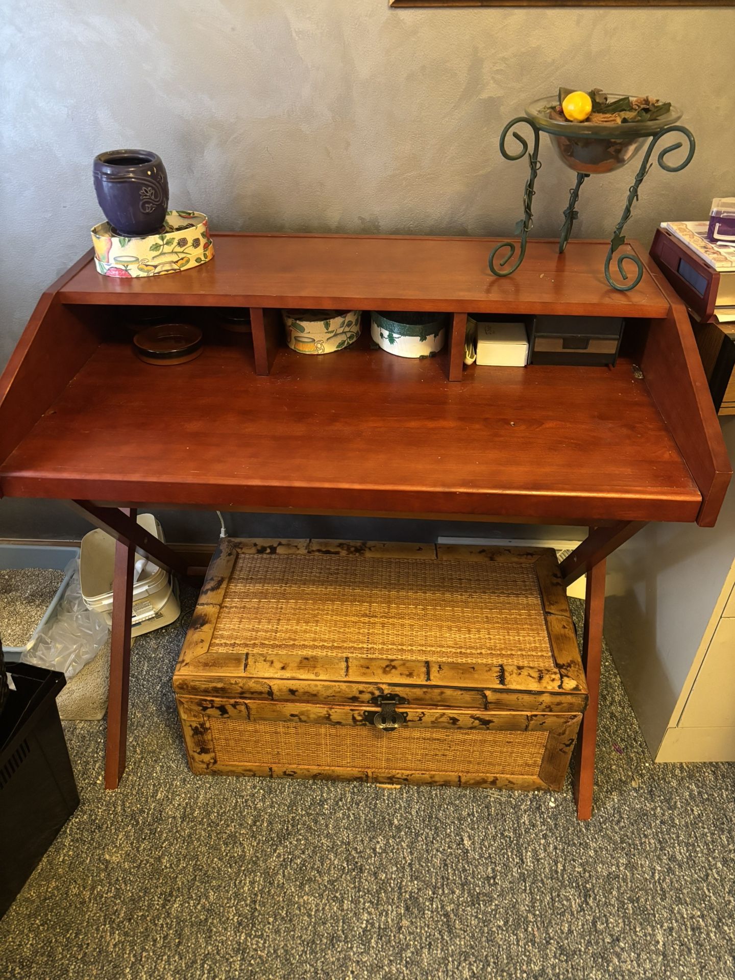 Desk. Excellent Condition.