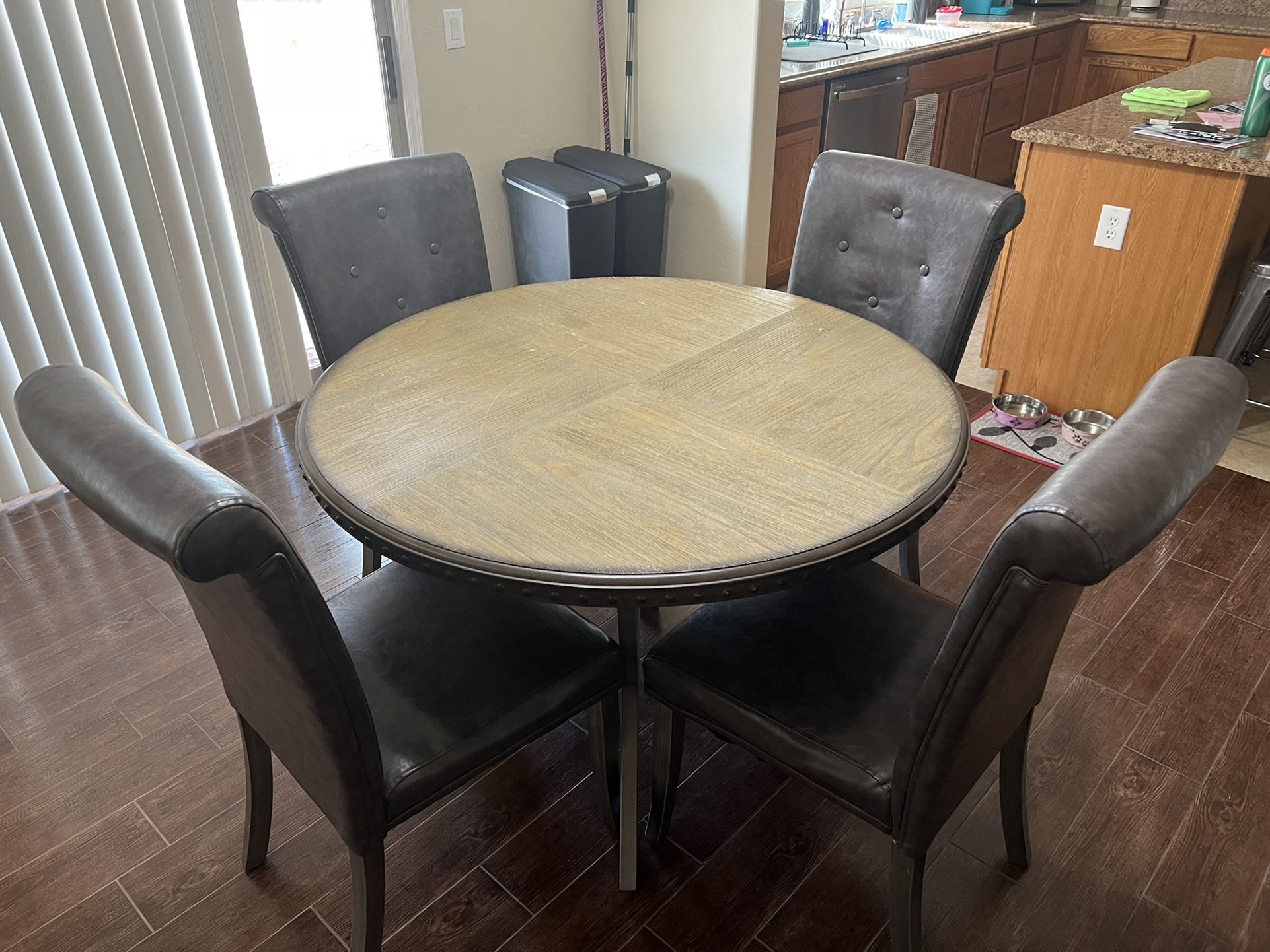 American Furniture Warehouse Table and 4 Chairs Great Condition for ...