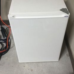 Haier compact / mini refrigerator (free-standing)