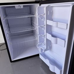 Danby Designer 4.4 cu ft Mini Fridge (Black) – Model DAR044A4BDD-6