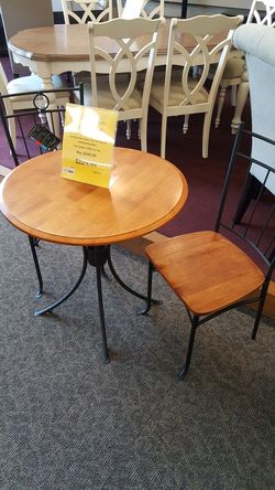 Table with 2 chairs