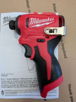Milwaukee M12 subcompact impact driver , battery