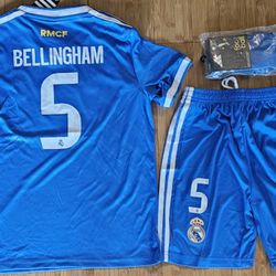 2025 real madrid Third kids size
BELLINGHAM #5

Full kit

Comes with jersey, shorts and socks 

Size available:
#22 5/6 years old
#24 6/8 years old
#2