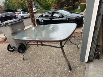Free glass table