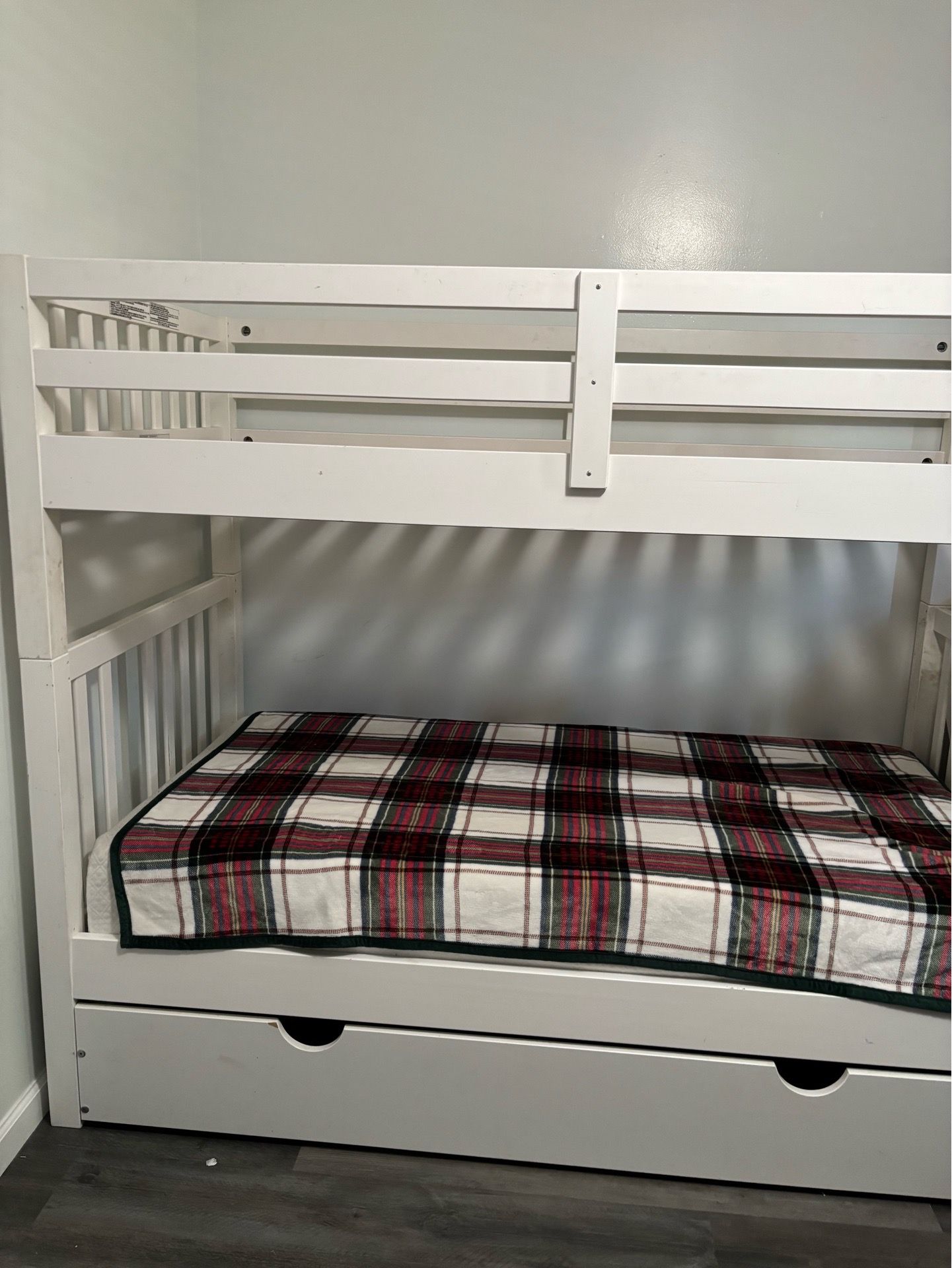 Twin bunk beds