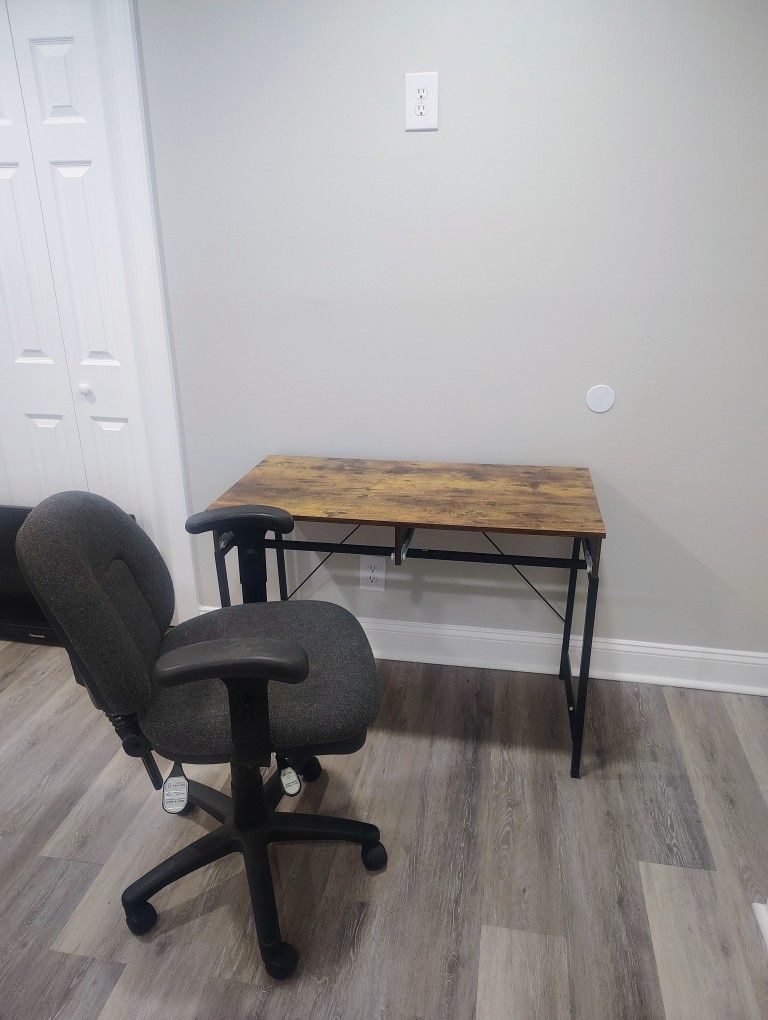 Like New computer Desk W/ Computer Chair