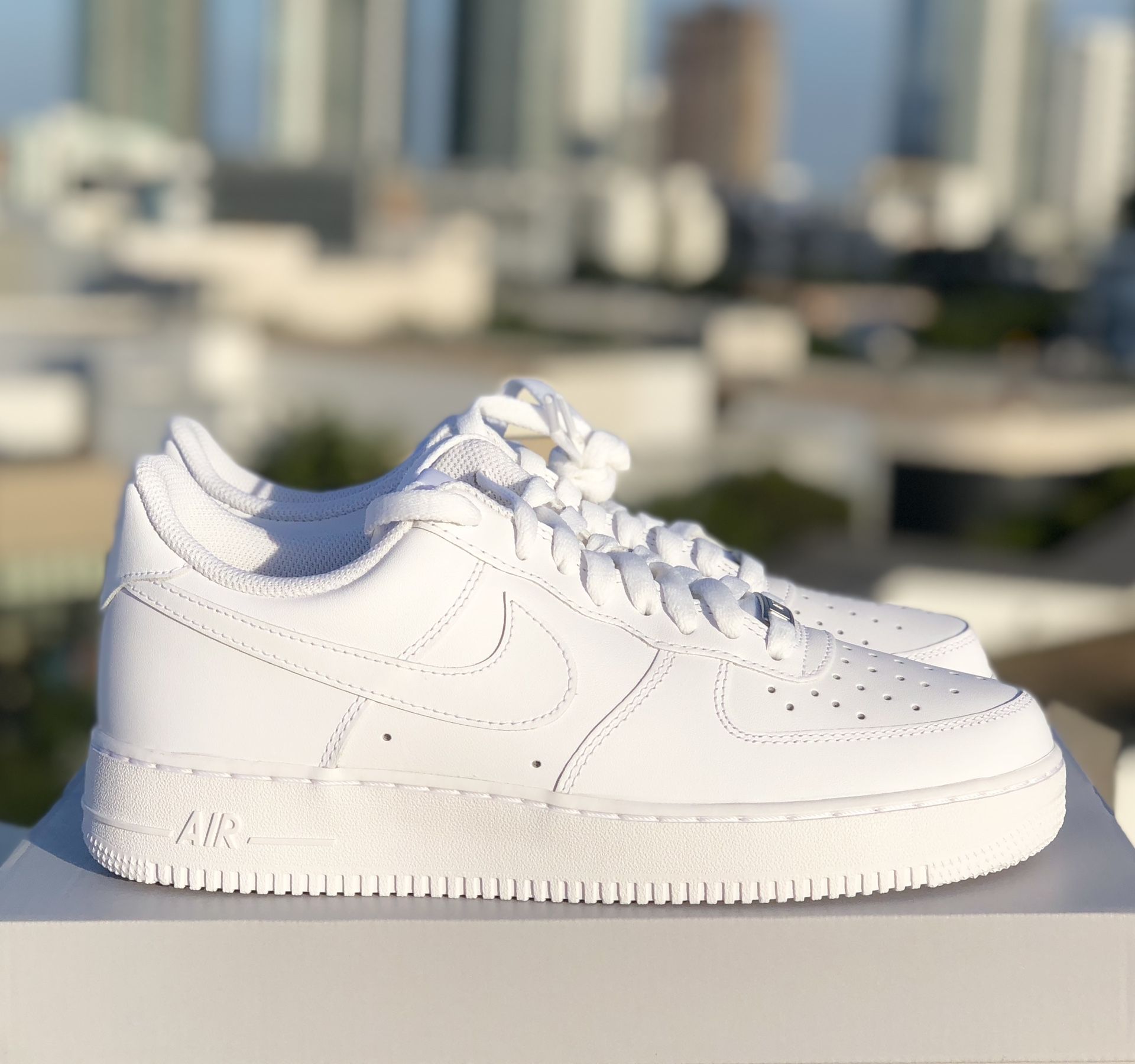 White Air forces 1 Lowtop🔥size: 6.5, 7, 7.5, 8, 8.5, 9, 9.5, 10, 10.5, 11,11.5, 12, 12.5, 13, 15