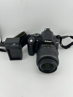 Nikon D3000 Digital DSLR Camera w/ DX AF-S Nikkor 18-55mm f/3.5-5.6Lens/Battery