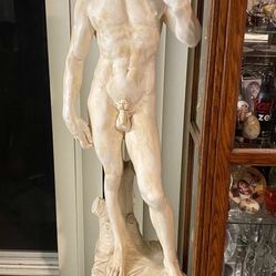 David Estatua Mide 1.55 