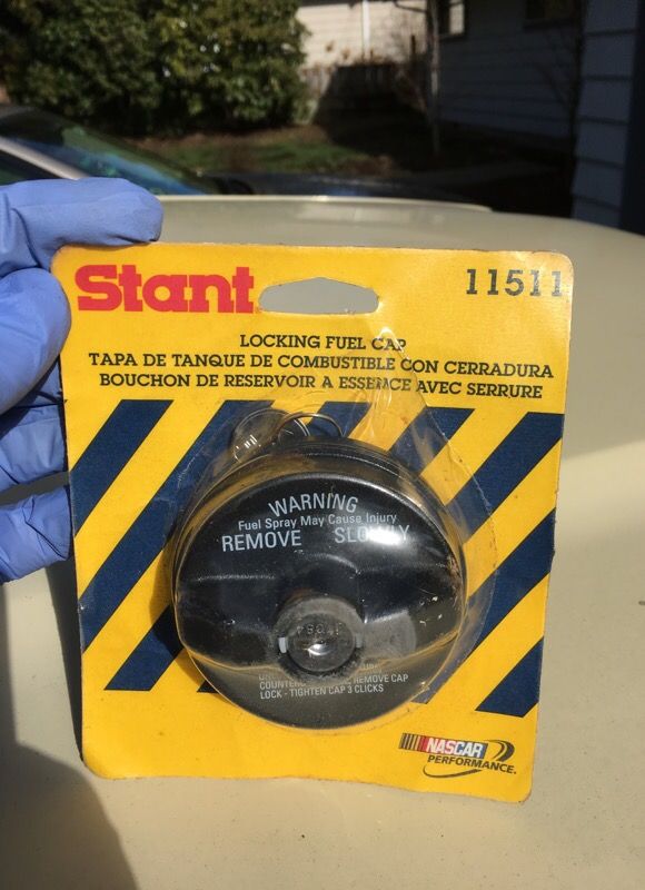 Locking gas cap with keys