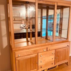 Showcase Display With Mirror