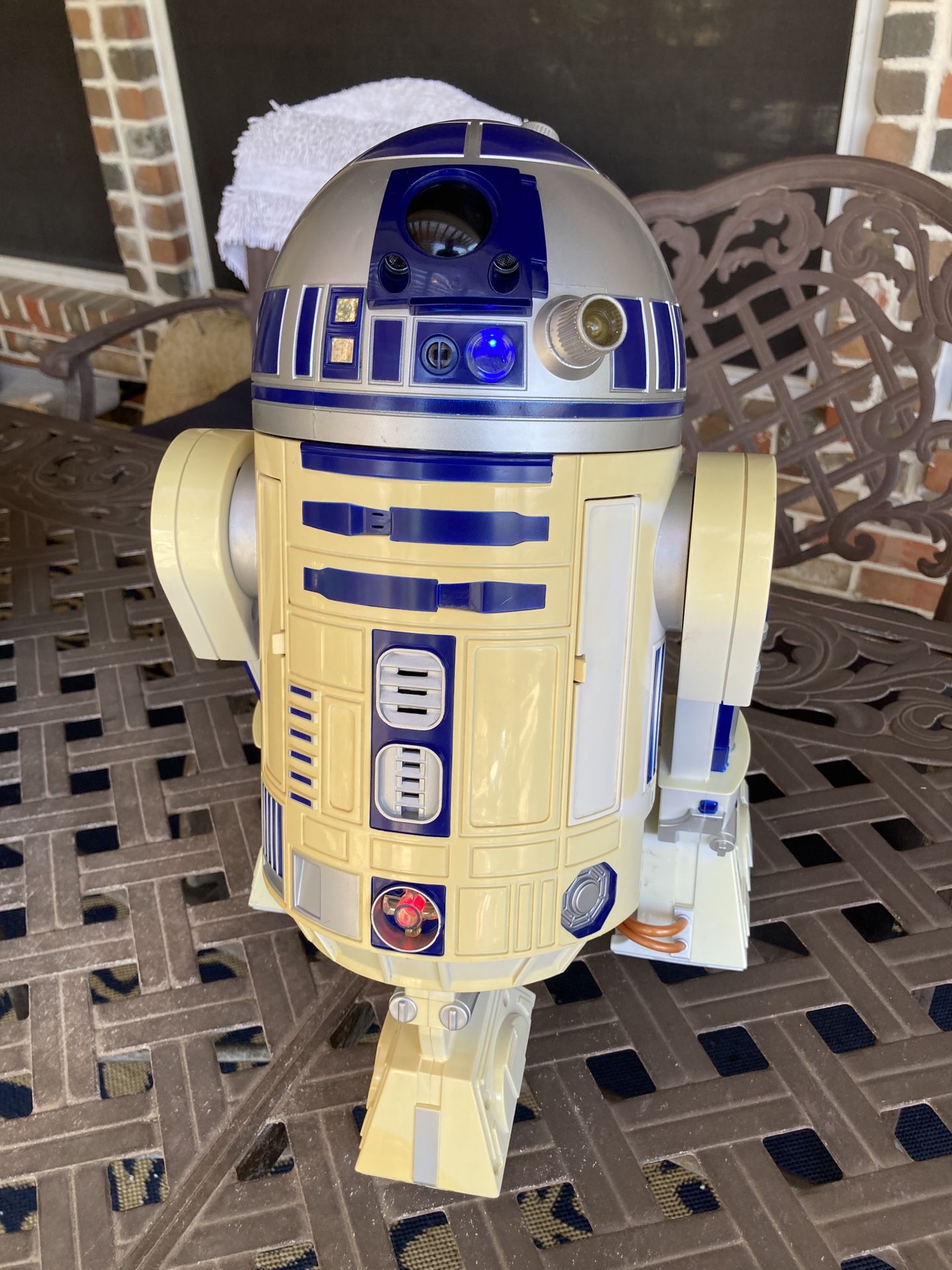 Star Wars R2-D2 interactive droid (voice command)(works fine)(2006)