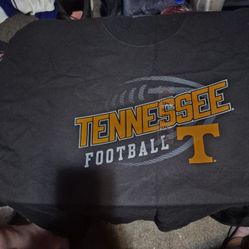 Brand new Tennessee football college https://offerup.com/redirect/?o=VC1zaGlydC5tVA==-shirt Sizw 3 X