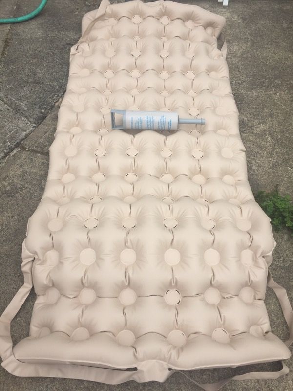 Medical air matress with manual pump/overlay