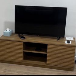 Tv / Entertainment Center 