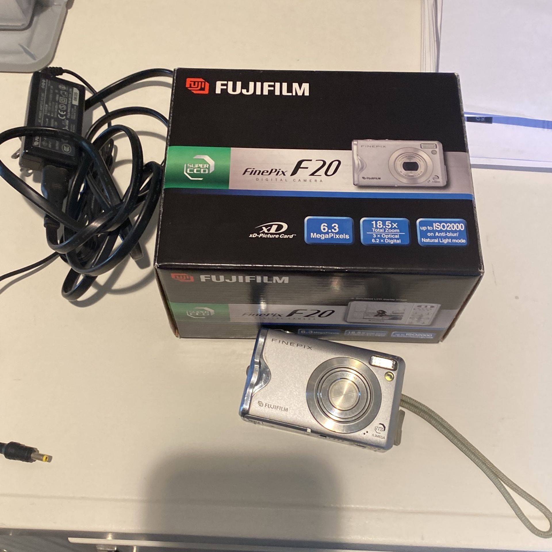 FinePix F20 Camera