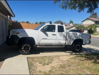 Toyota Tacoma 2016 automatic truck in great condition