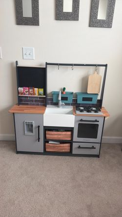 Play kitchen set
