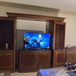 wall unit still with tag. comes with 2 end cabinets/book shelf and a bridge on top that has light. Can be used w/wo 24 ins wide 