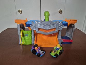 Fisher Price Little People Hot Wheels Wheelies Racetrack 