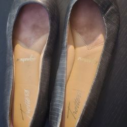 Trotters Size 8.5 Flat Slip On Shoes 