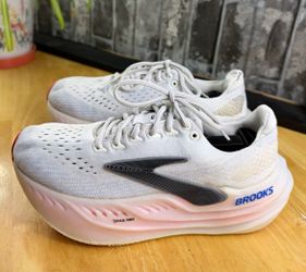 Brooks Glycerin Max women  Gray/Pink/Black Low Top Lace-Up Mesh Sneaker 7.5