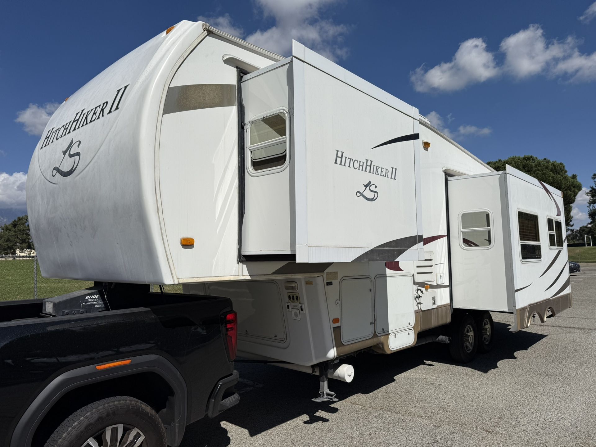 2008 HitchHiker LS 5th Wheel W/ 3 Slide Outs