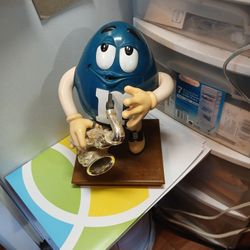 M and m dispenser