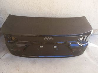 VENDO LA TAPA DE LA CAJUELA Y EL BANPER  TRASERO DE TOYOTA COROLLA 2022