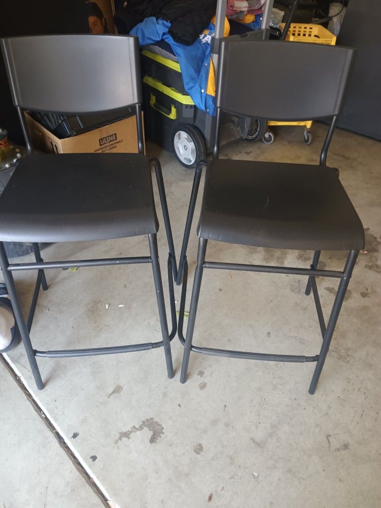 SMALL BAR STOOLS!