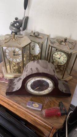 Antique Table Manuel Clock, Lot Of 4