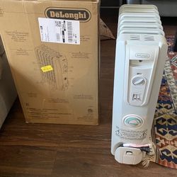 De'Longhi Comfort Temp Full Room Radiant Thermostat, 3 Heat Settings, Energy Saving, Safety Features, Nice for Home with Pets/Kids, 27" x 6.5" x 15.5"