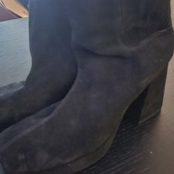 Blondo Size 9.5 Black Waterproof Ankle High Boots With 4 Inch Heel Amd Zipper Design On Back Of Boots