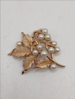 Crown Trifari Gold tone leaf brooch