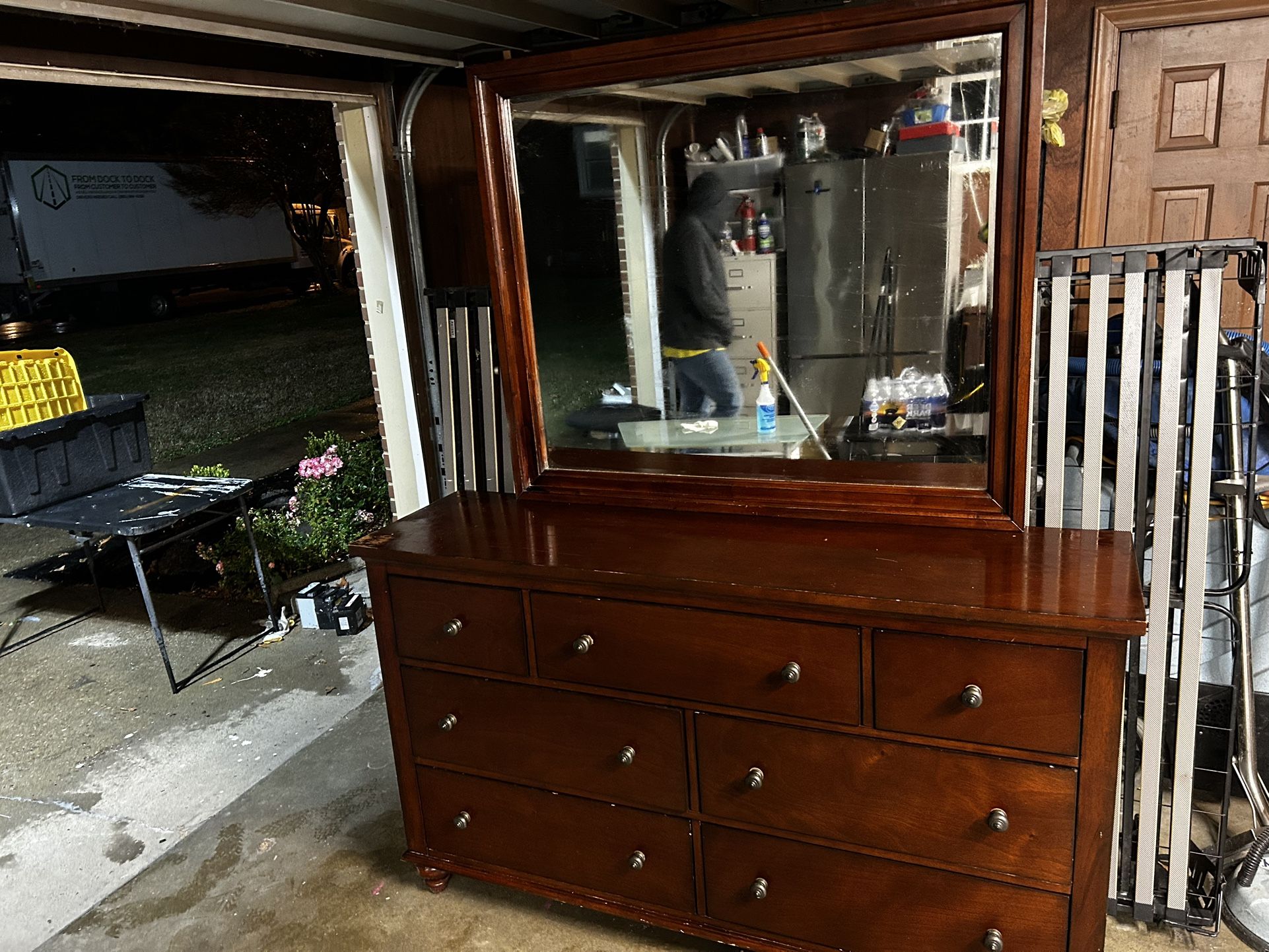 Dresser With Mirror 