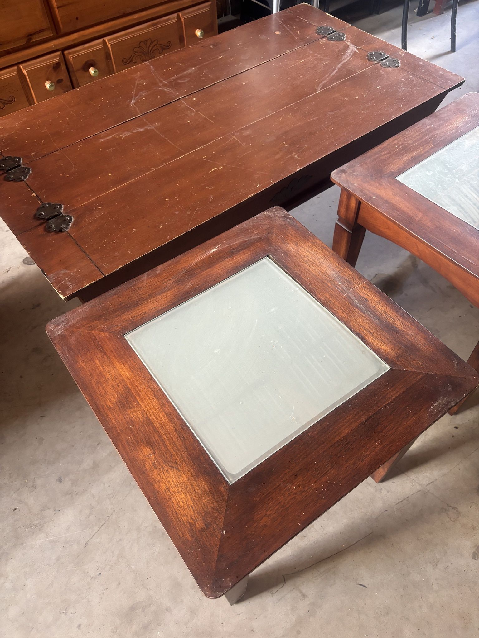 Maple Coffee Table With 2 End table /glass Inserts And Coffee Table Lifts Up I each Side Front A D Back For Spacious Storage