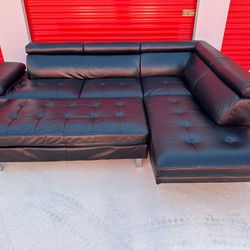 AMAZING BLACK SECTIONAL COUCH W/ OTTOMAN - ADJUSTABLE HEADREST - PERFECT CONDITION - DELIVERY 🚚