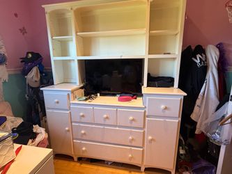 Dresser with shelf/hutch solid!
