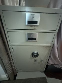 LARGE SAFE WITH KEY
