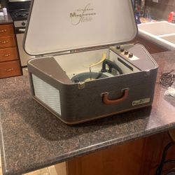 Rare 1960s All Transistor Magnavox Record Player Suit Case Style 