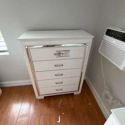 Vendo Cómoda Blanca NUEVA Moderna – 5 Gavetas