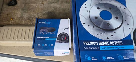 Detroit Axle Front Drilled & Slotted Brake Rotors + Ceramic Pads Kit