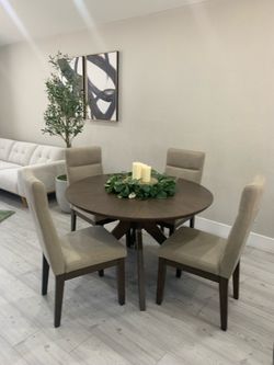 Beautiful round table 48” diameter & 4 chairs