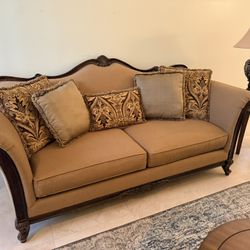 Lovely sofa and 2 large arm chairs