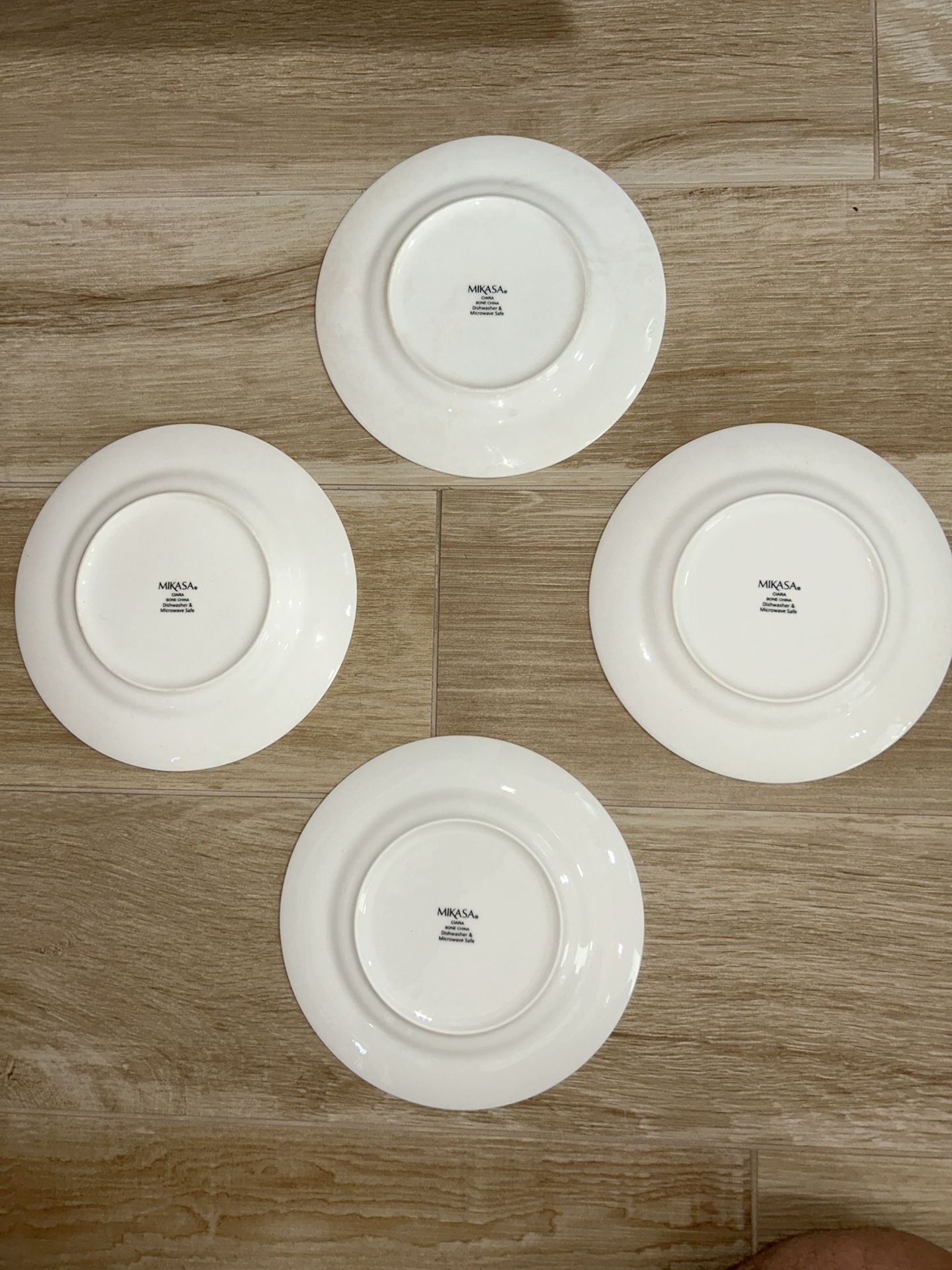 Mikasa Ciara Bone China Chip Resistant 12-Piece Dinnerware Set White Like New