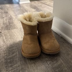 TODDLER SIZE 9 ORIGINAL UGGs