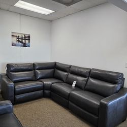 Leather Sectional w/ 3 power recliners & headrests - Gabrine 
