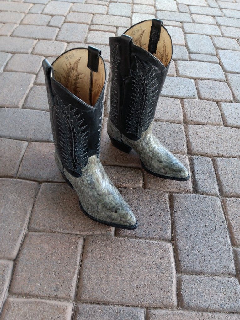 Grey Python Skin Size: 1/2E men's is 1/2E