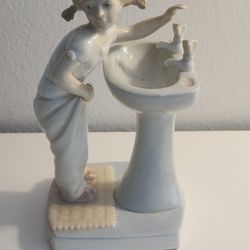 Retired Lladró #4838 Glazed Porcelain Figurine. Designed in Spain by LLadro sculptor Julio Fernandez with the Spanish name  "Niña Del Lavabo"  NEW
