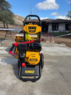 Dewalt 3400 psi 2.5 GPM gas pressure washer